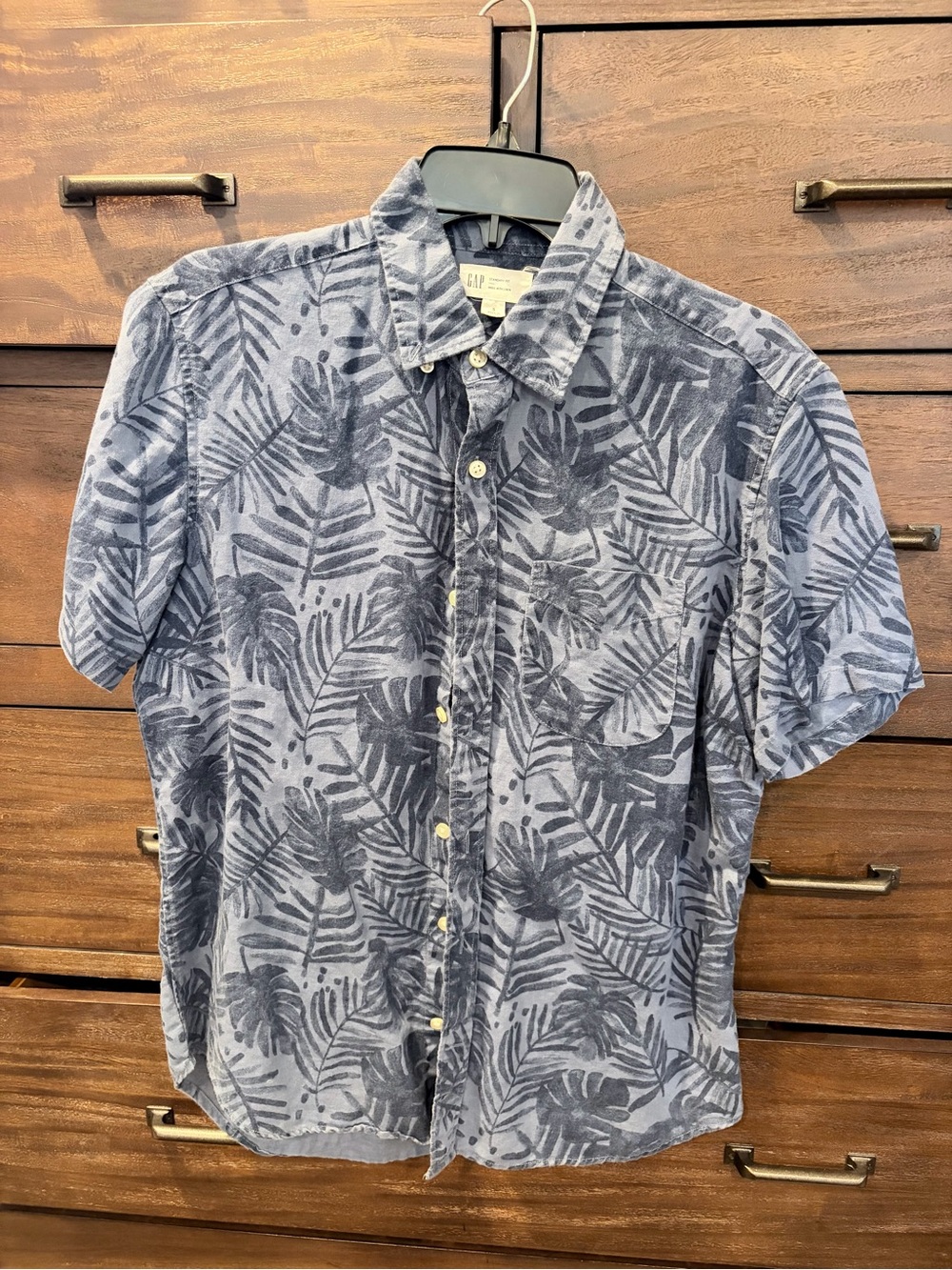 GAP Men’s Short-Sleeve Leaf Print Button-Up Shirt